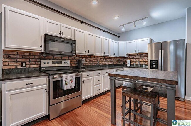 Building Photo - 11 W 2nd St