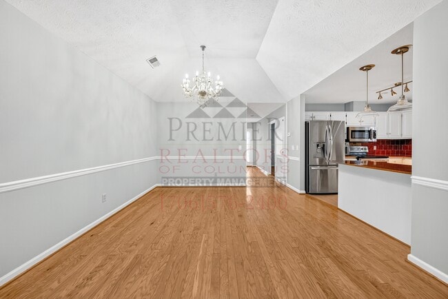 Building Photo - 7005 Robin's Nest Dr