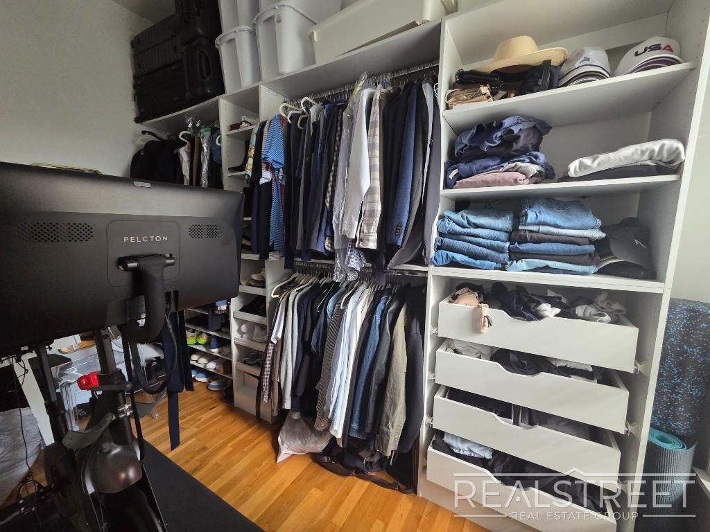 Building Photo - Magnificent 2BR in north Park Slope