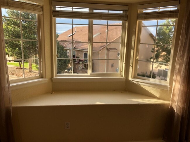 Building Photo - Bright and Open 3 Bed 3 Bath Townhome in Gated Peak View Villas