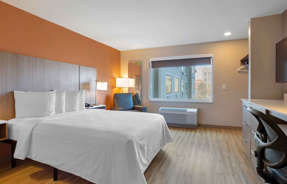 Building Photo - Furnished Studio-Providence - East Providence
