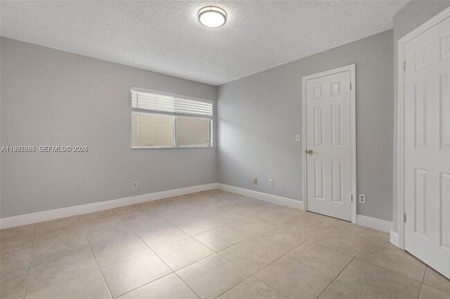 Building Photo - 12400 Vista Isles Dr