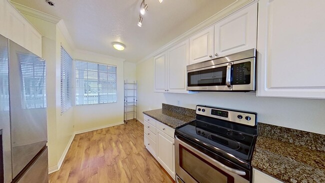 Building Photo - Beautiful 2 Bed 2 Bath Condo in Huntington...