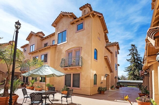 Building Photo - Gorgeous Spacious TownHome in Downtown Mou...