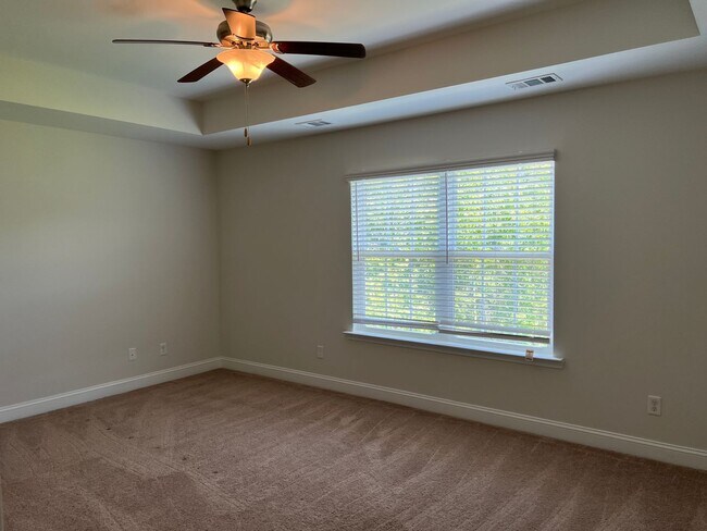 Building Photo - 3 Bedroom Townhome