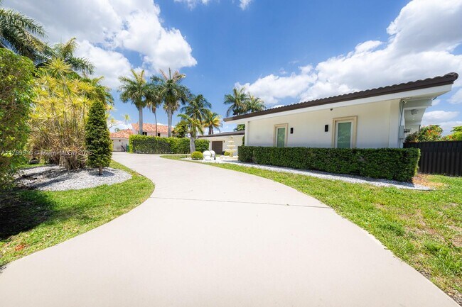 Building Photo - 7345 N Oakmont Dr