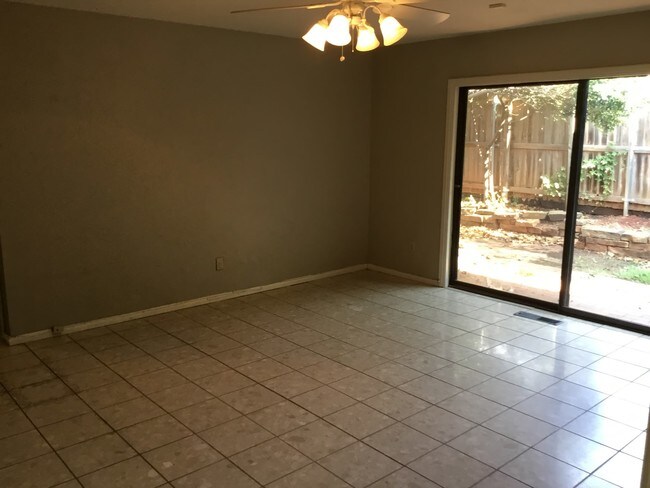 Building Photo - 3205 Raintree Rd