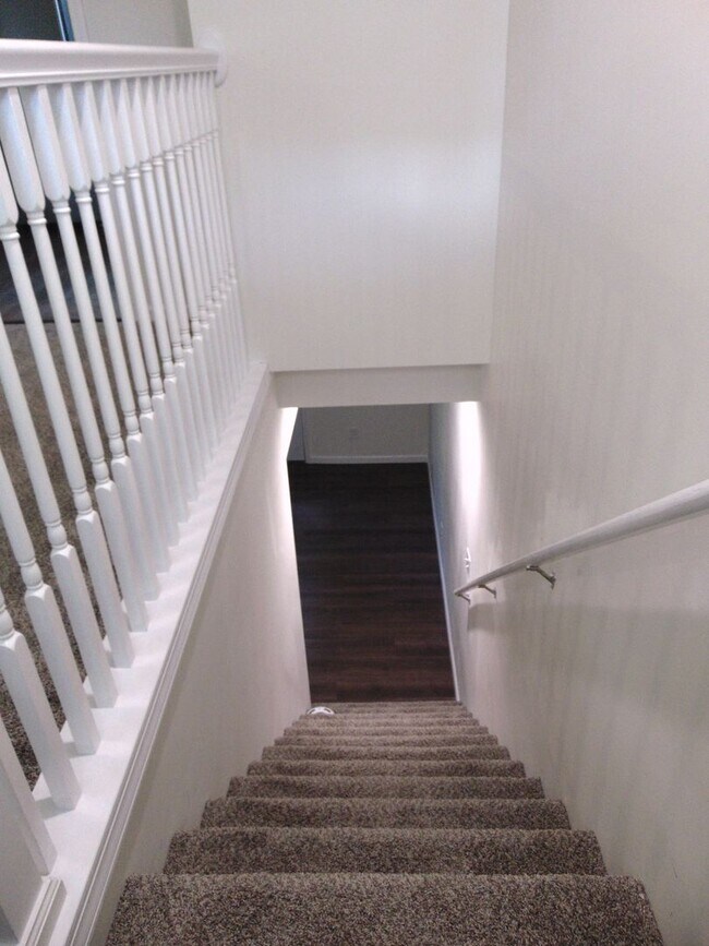 Building Photo - Newly Remodeled 4 Bed 2 Bath Duplex!