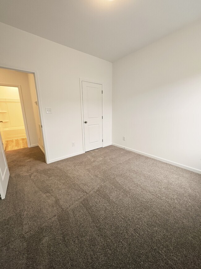 Building Photo - 128 Rosebush Ln