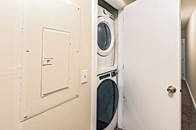 Building Photo - 811 N Van Buren St