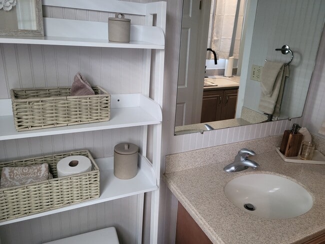 Building Photo - 524 E Gwinnett Ln