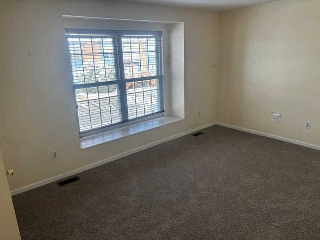 Building Photo - **NEW CARPETING** Abbey Lane Townhome 3 Beds 3 Baths!!