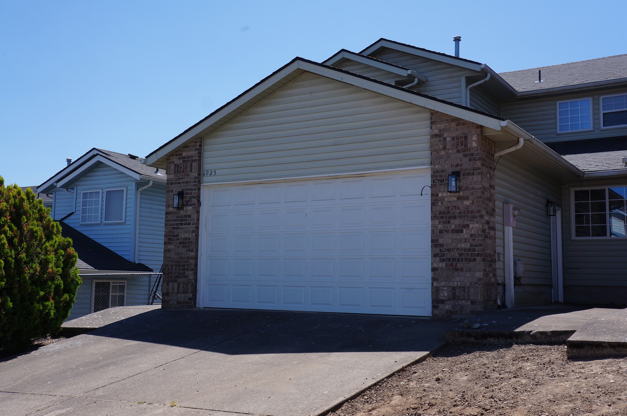 Building Photo - 6925 / 6927 Ridgetop Dr NE