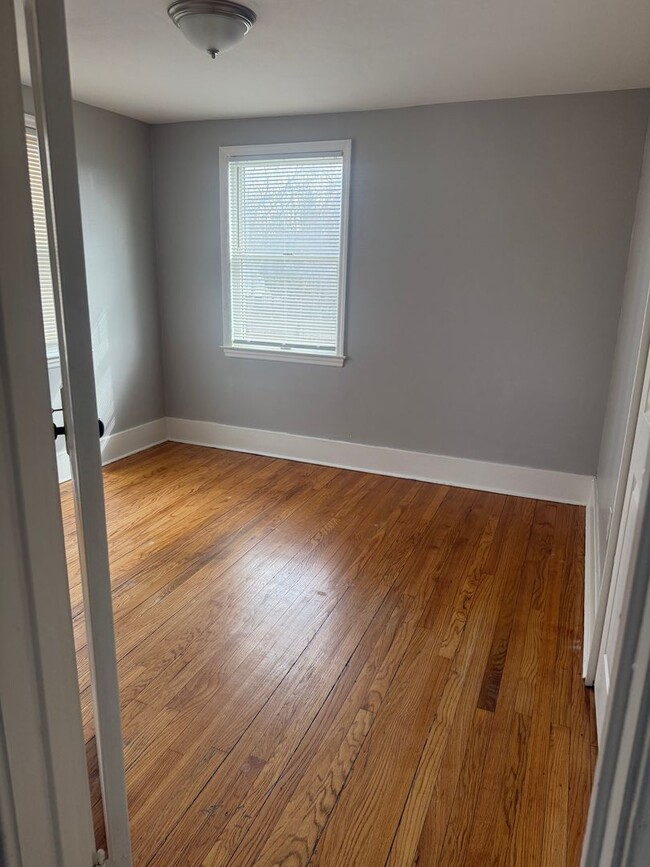 Building Photo - Spacious Mattydale 4 bed 1.5 bath home