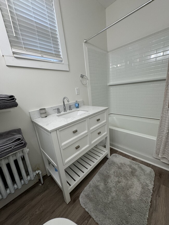 Full Bathroom 1 - 130 White St