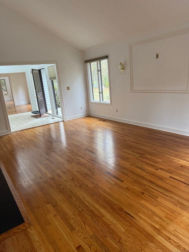 Building Photo - 18 Thorp Dr