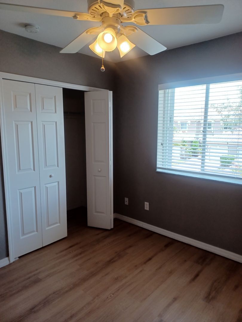 Building Photo - Townhouse with Amenities Galore: 3 BR / 2.5 Bath In The Colonnade Community