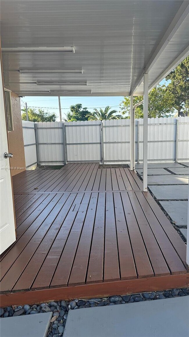 Building Photo - 340 SW 78th Ave