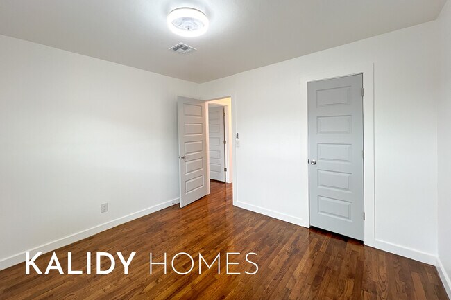 Building Photo - 909 SW 48th St