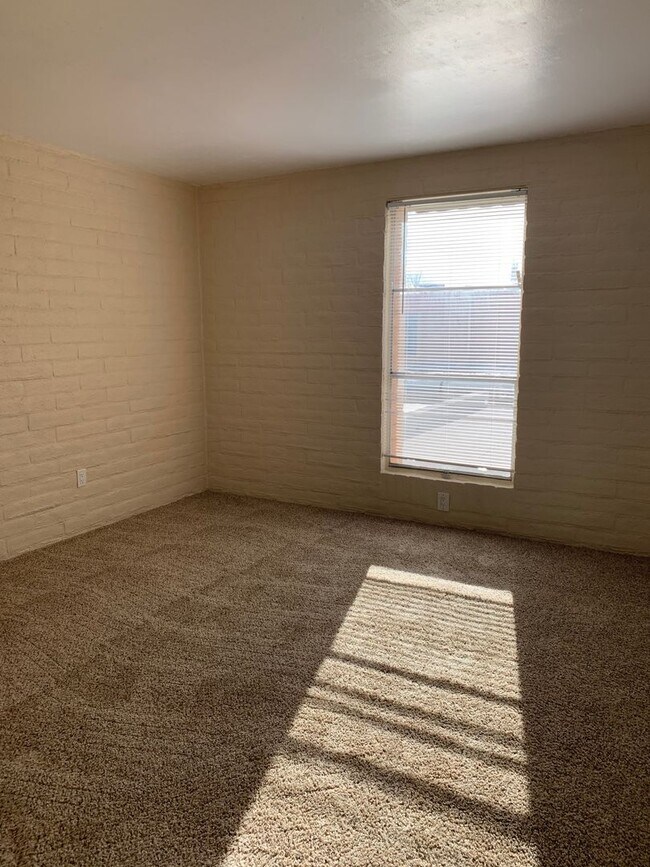 Building Photo - Tucson2875