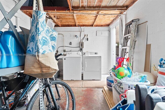 Building Photo - 1636 Arthur St