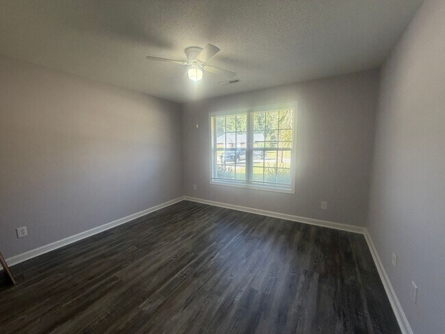 Building Photo - 3560 Oleander Dr