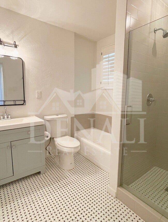 Building Photo - 3242 E Camelback Rd