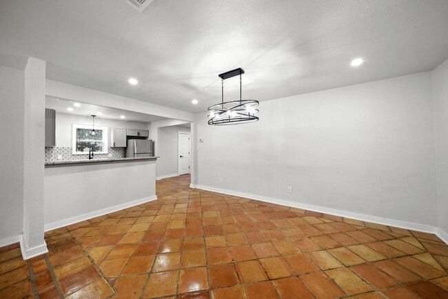 Building Photo - Charming Home Awaits: Spacious & Modern Living in a Prime Location