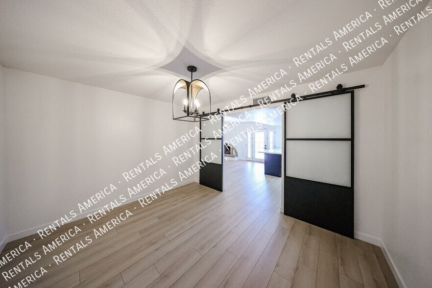 Building Photo - 2931 W Villa Maria Dr