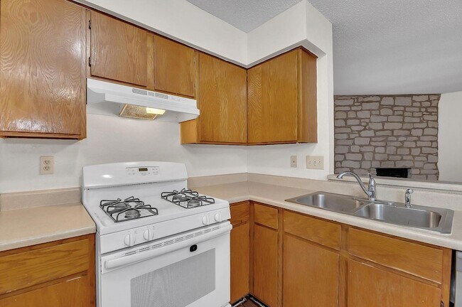Building Photo - 500 Algerita Dr