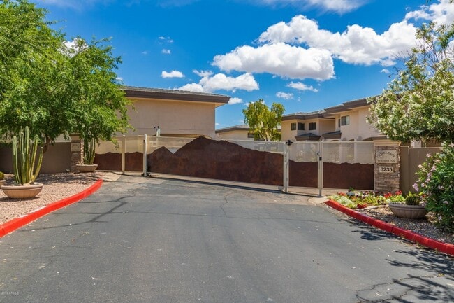 Building Photo - 3235 E Camelback Rd