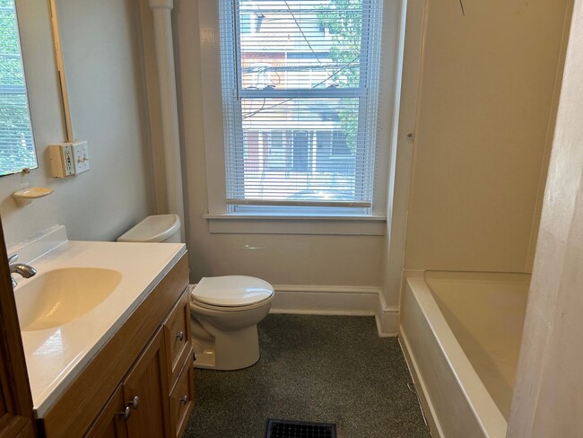 Building Photo - Welcoming 3 Bedroom in Lancaster City
