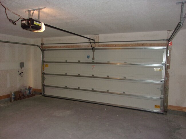 Building Photo - 4 bed/3 bath Beautiful Home with Amenities!