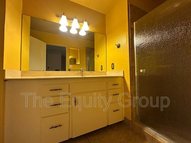 Building Photo - 1413 W Cambridge Ave