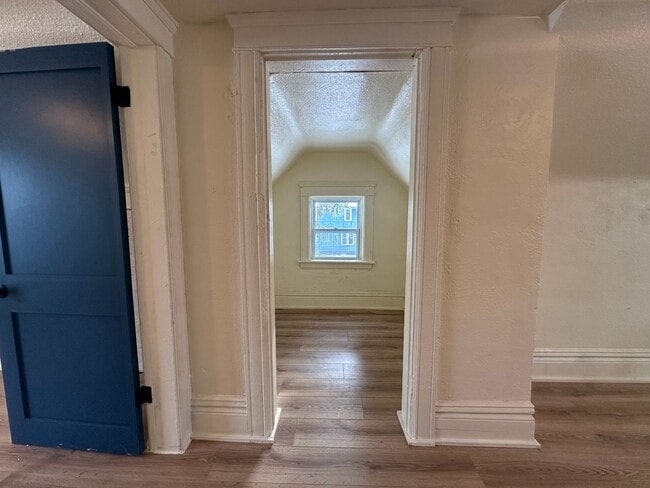 Building Photo - Two Bedroom One Bathroom Available in Battle Creek