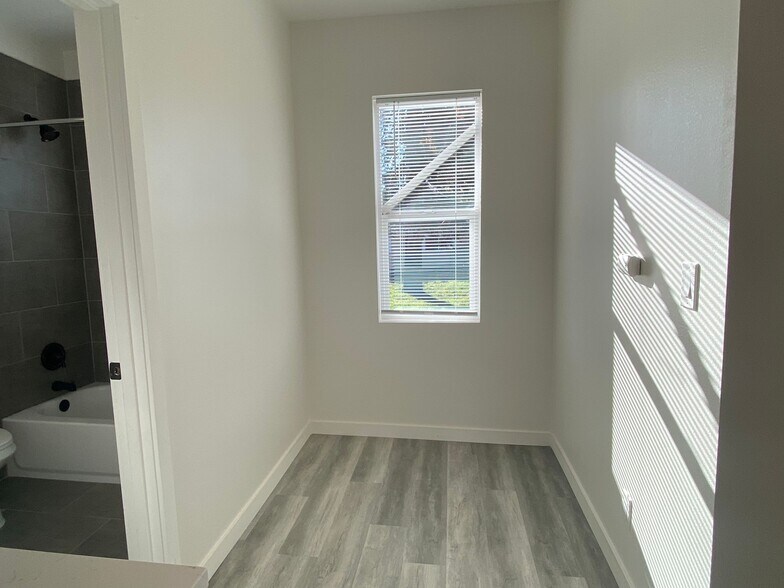 Building Photo - 426 S 60th St