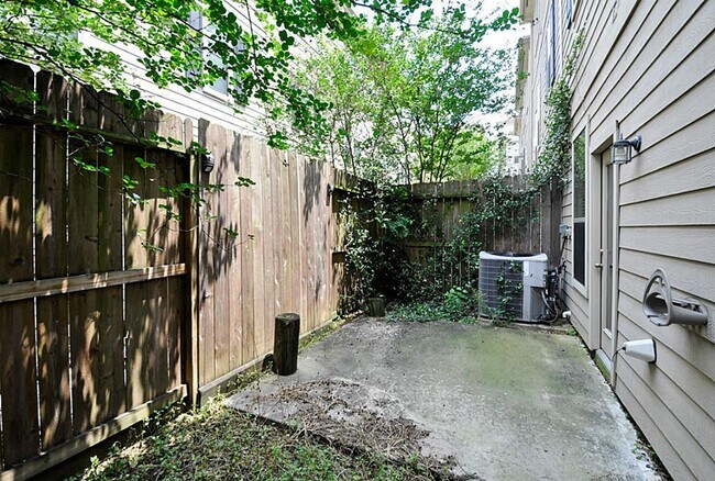 Building Photo - 2366 Bastrop St