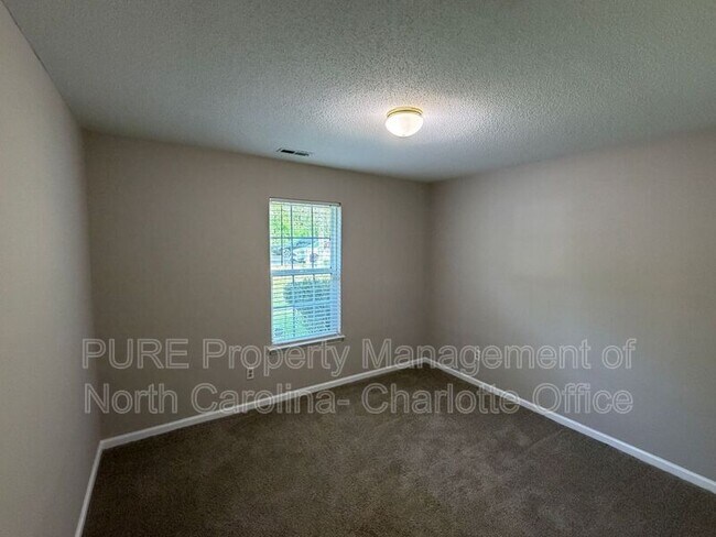 Building Photo - 3385 Hunting Wood Ct