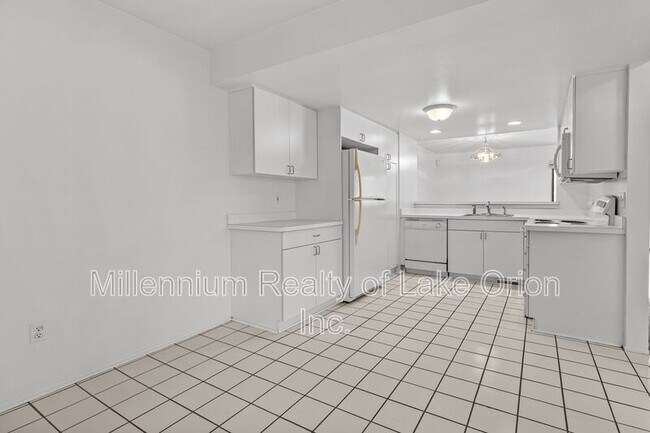 Building Photo - 5611 Drake Hollow Dr