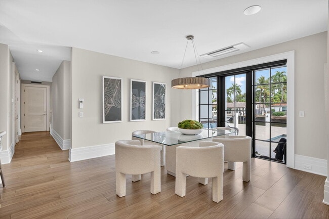 Building Photo - 400 Mola Ave