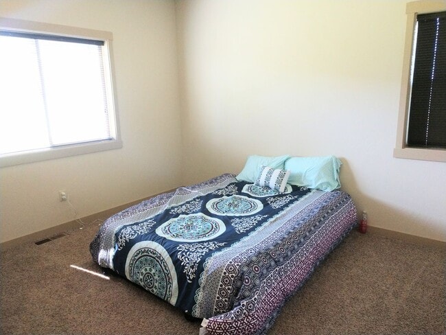 Building Photo - Desirable Silverbrook Estates Living!