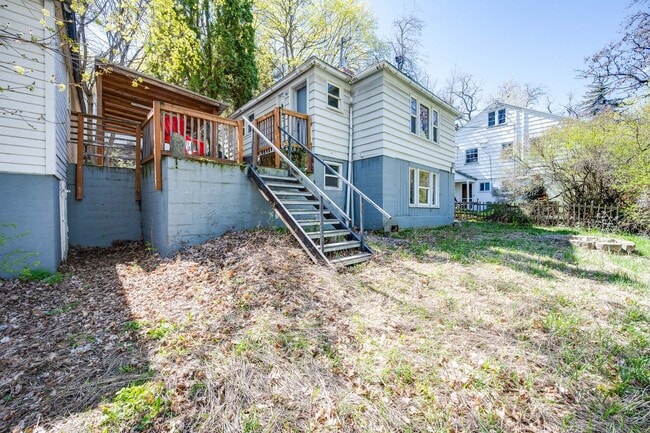 Building Photo - LEASE TAKEOVER - Perfect for Students!