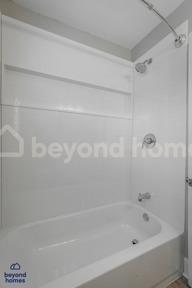 Building Photo - Beautiful and Newly Renovated 3 bedroom / ...
