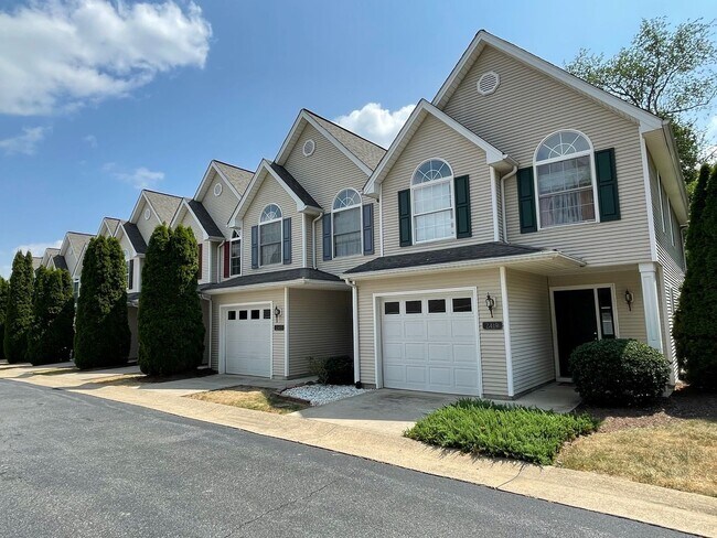 Building Photo - Great Location!  Townhouse with a Garage