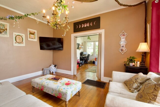 Building Photo - Charming 2-Bedroom Duplex in Prime Auburn ...