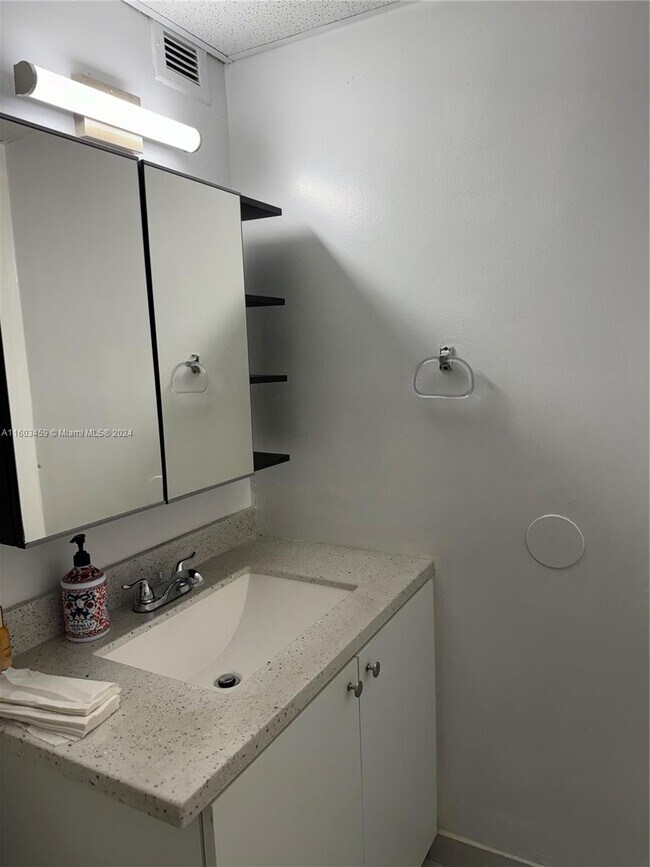 Building Photo - 999 Brickell Bay Dr