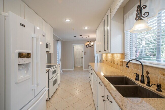 Building Photo - 19 Lancelot Ln