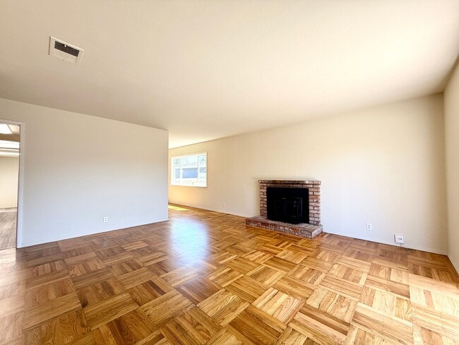 Building Photo - Spacious Ranch-Style Home with Bonus Room ...
