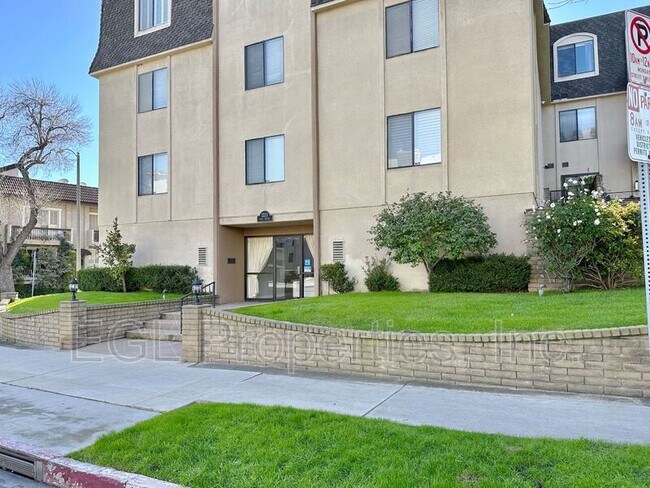 Building Photo - 1223 S Roxbury Dr