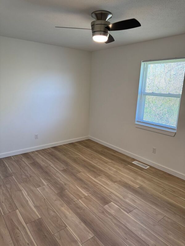 Building Photo - 615 E Bain St